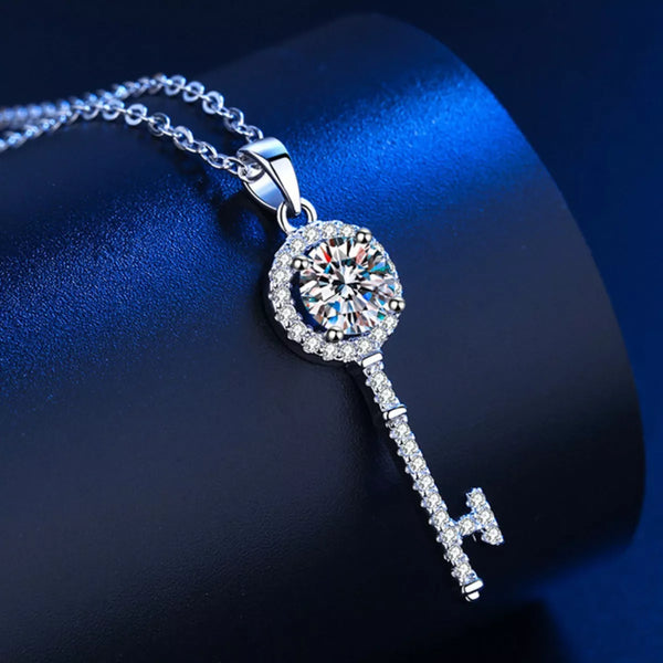 1 Carat 925 Sterling Silver Moissanite Key Pendant Necklace on a black display, featuring a sparkling moissanite stone, bijoux, femme.
