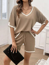 Devine Contrast Trim V-Neck Top and Shorts Set - photo produit 4 - VELZAR